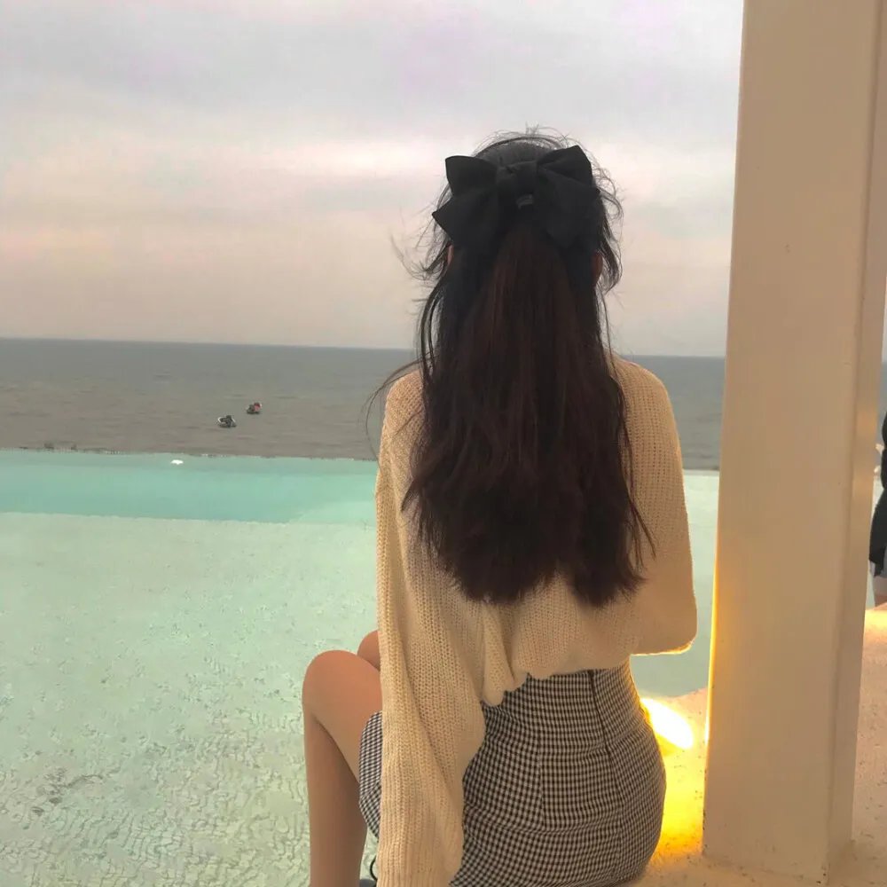 黑金地的女人海报